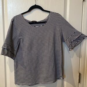 Amaryllis Sz M Crewneck longer short sleeve top